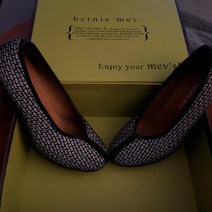 bernie mev. Black and White heels 👠